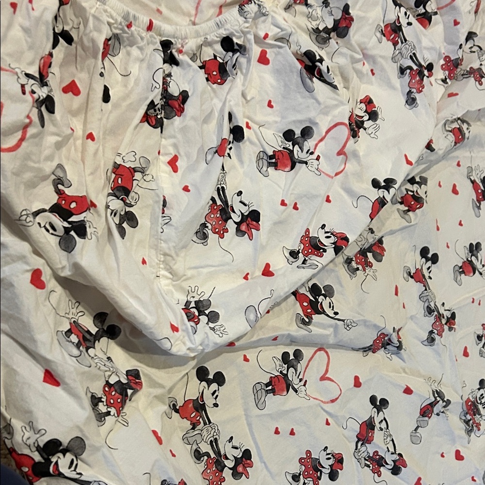 Pottery Barn Kids Mickey and Minnie Mouse valentine’s crib sheet